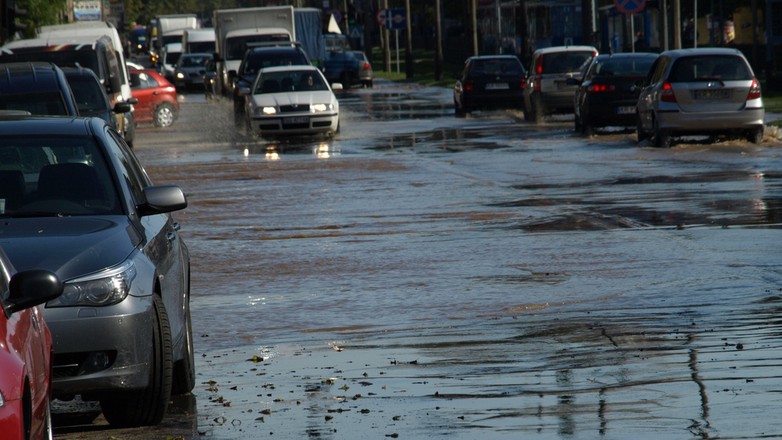 Nawałnica, burza, zalana droga