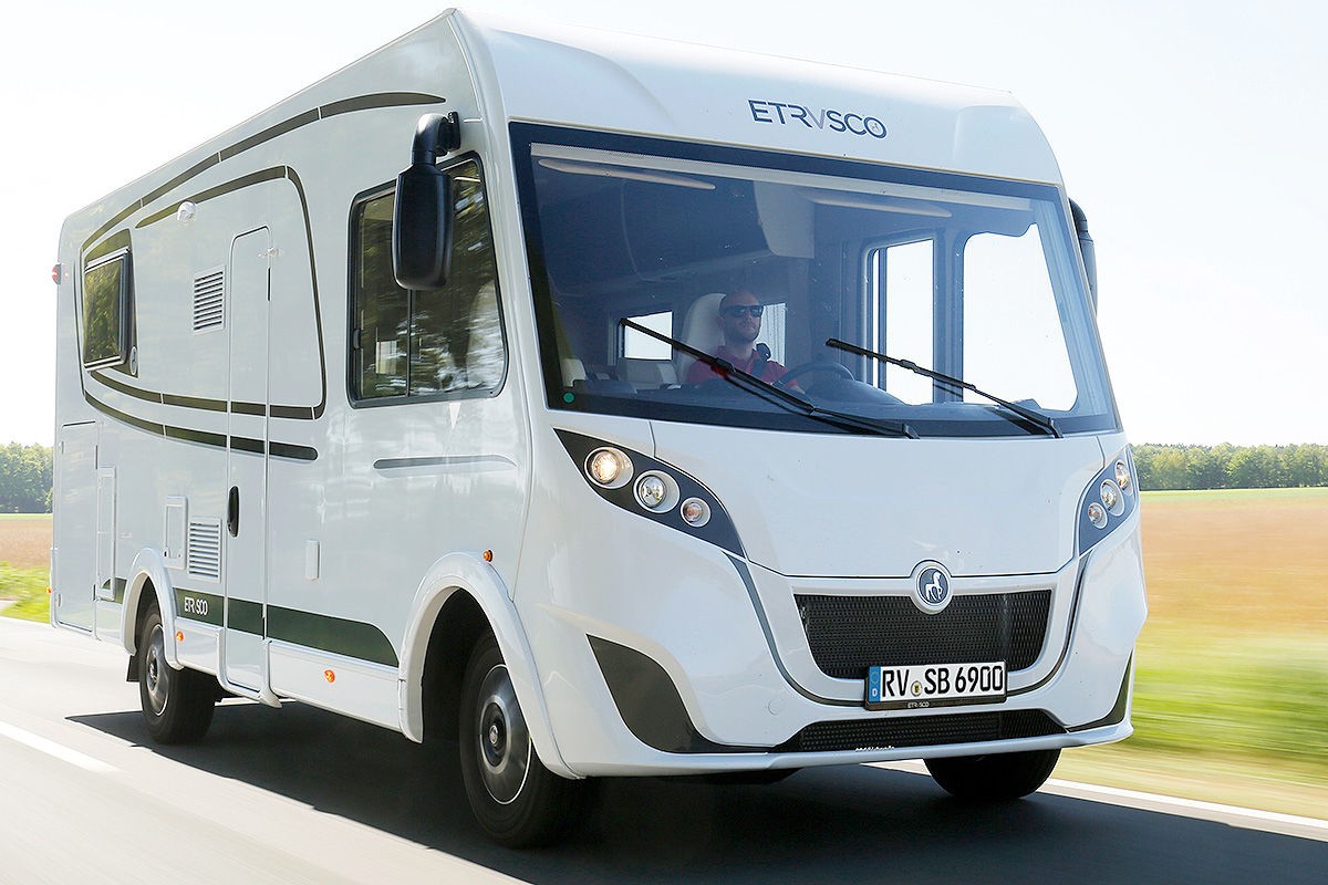 Porównanie czterech rodzajów kamperów (Etrusco I 6900 S)