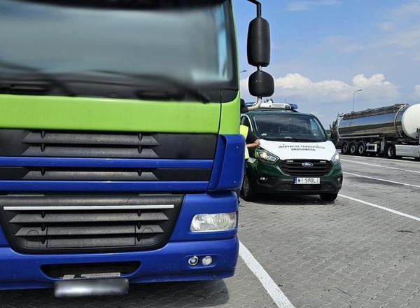 Jeden zapewne pił podczas jazdy, drugi po pijaku ruszył w trasę. Tym razem udało się uniknąć tragedii