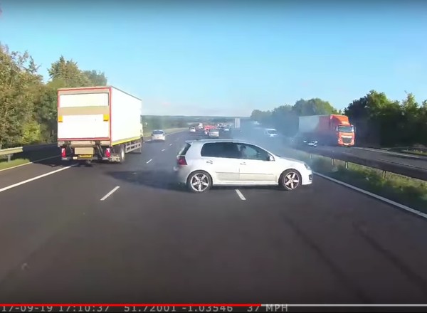 O mały włos od tragedii na autostradzie. Zatrzymał autobus na milimetry...