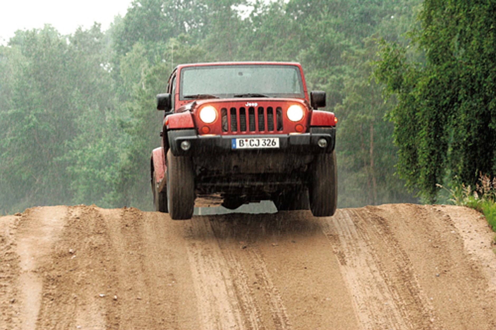 Jeep Wrangler kontra Land Rover Defender - Na bulwary i na Saharę