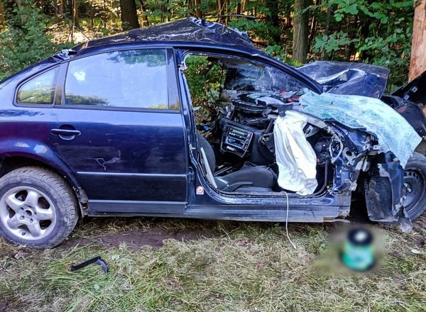 Zjechał z drogi, wpadł do rowu i uderzył w drzewo. Tragedia w Lasach (Lubelskie)
