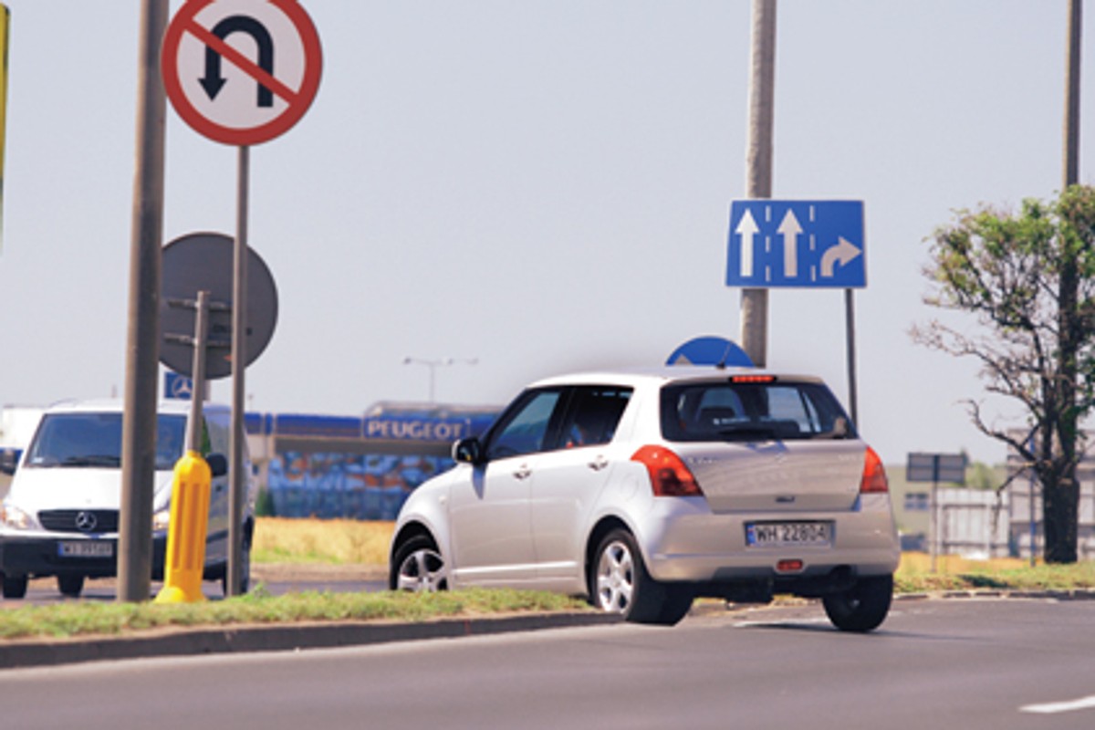 Skręcasz i zawracasz na zielonej strzałce? Kierowcy często wykonują te manewry