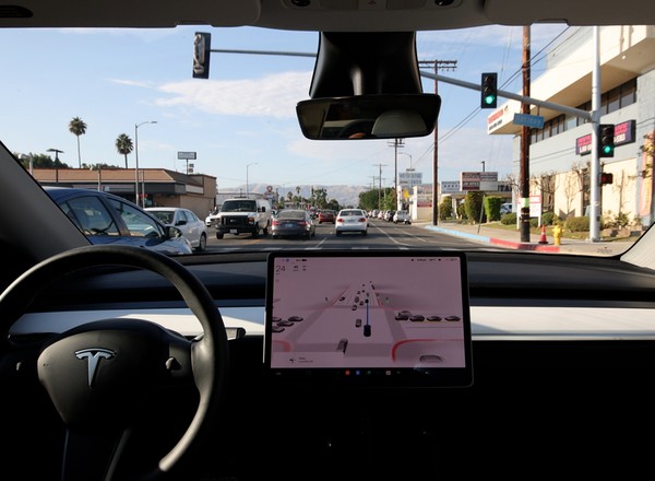 Tesla zabezpieczała się przed klientami, ale i tak płaci kary za FSD
