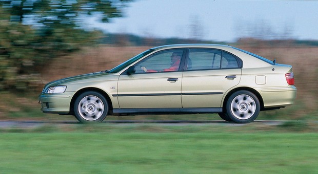 Ma być i tanio, i dobrze – kupujemy auto za „piątkę”