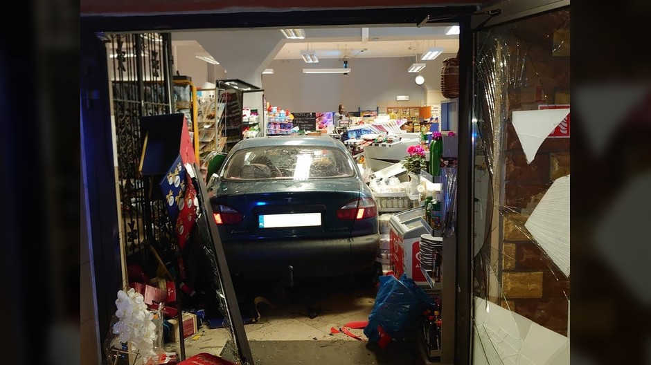 Daewoo Lanos "na zakupach" w sklepie w Borku Strzelińskim