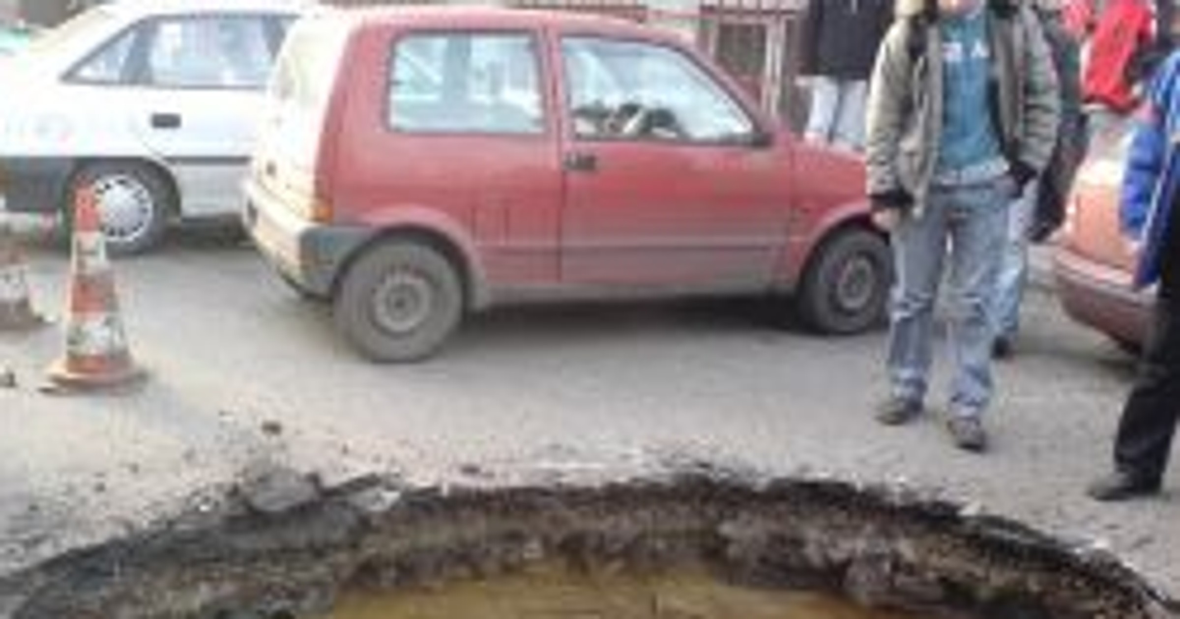 Toyota Yaris zawisła nad przepaścią!