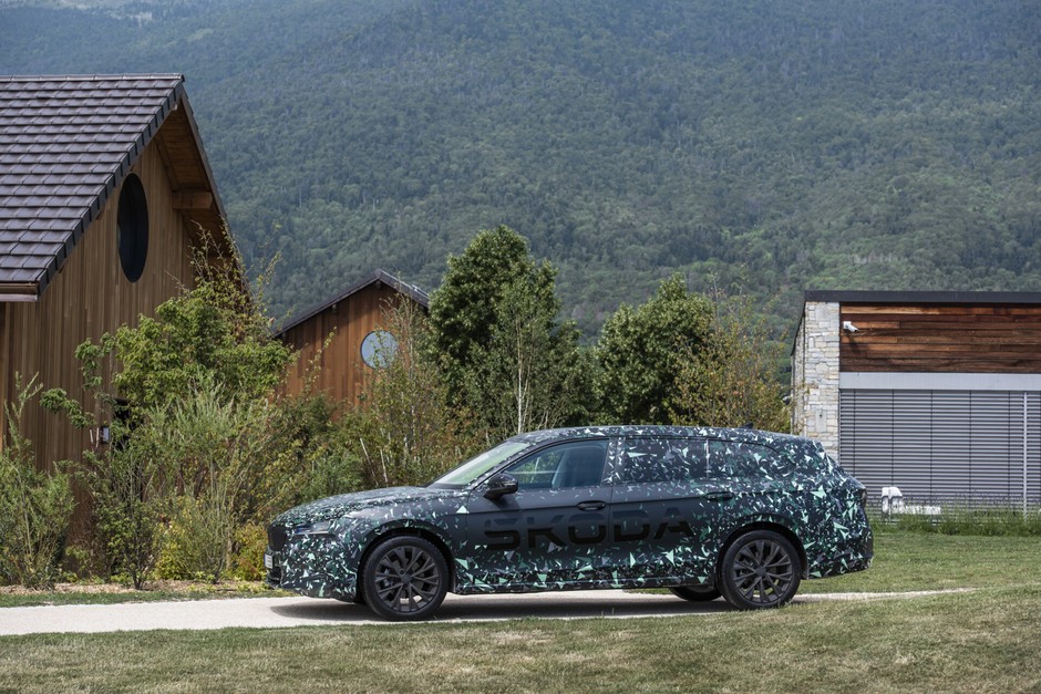 Nowa Skoda Superb w kamuflarzu
