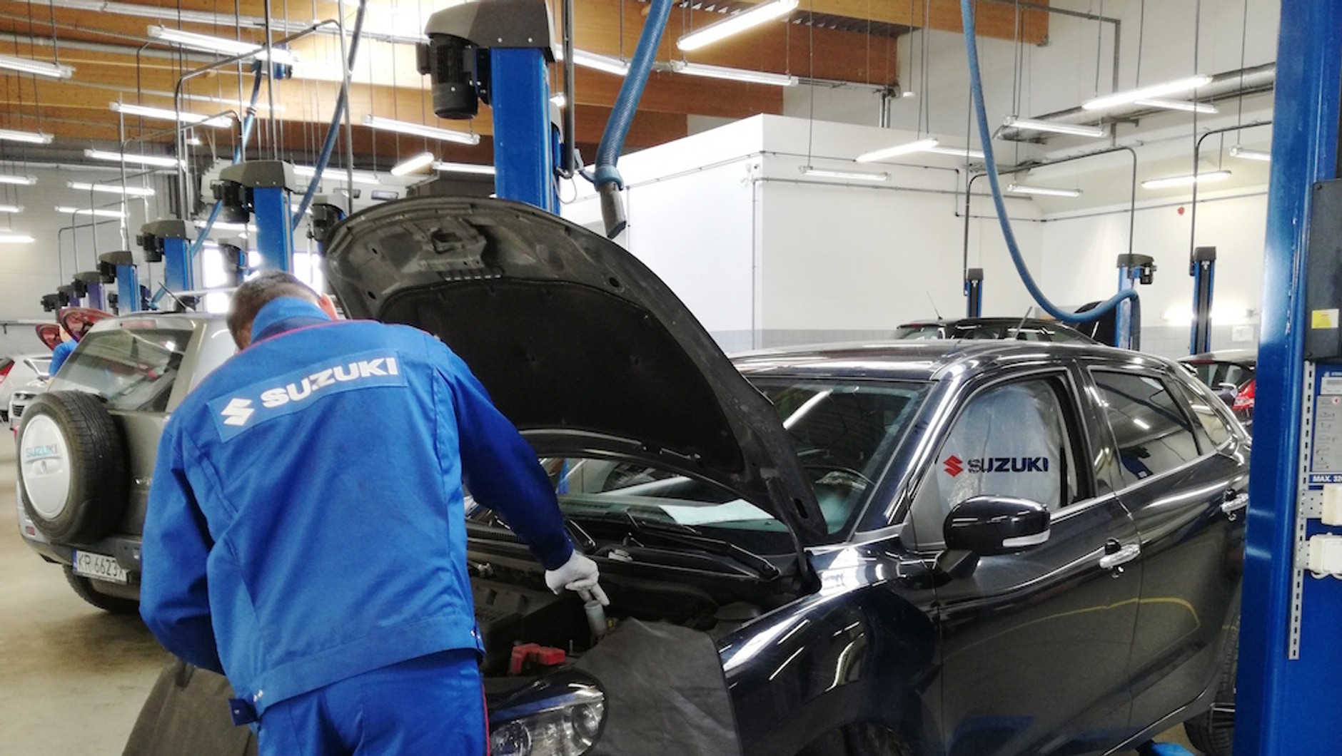 Serwis i sprzadaż części to też źródło przychodów dla koncernów motoryzacyjnych.