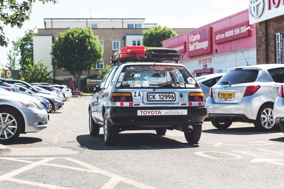 80-letnia Julia Albu i jej 20-letnia Toyota Corolla