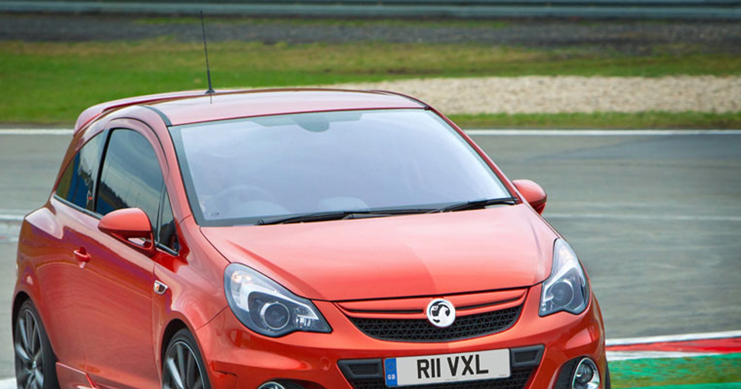 Wyjątkowy Vauxhall/Opel Corsa przyłapany na Nürburgringu