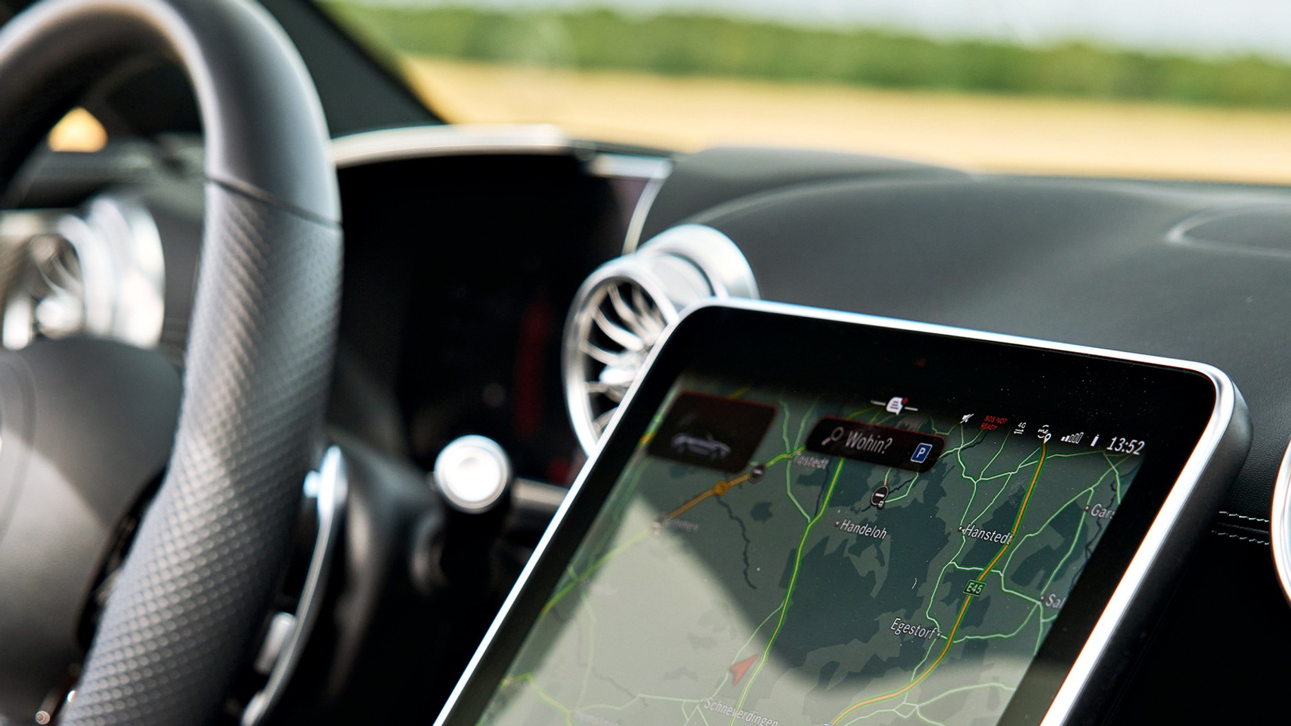 Pochylenie ekranu dotykowego daje się wyregulować, żeby ułatwić odczyt podczas jazdy z otwartym dachem w słoneczny dzień