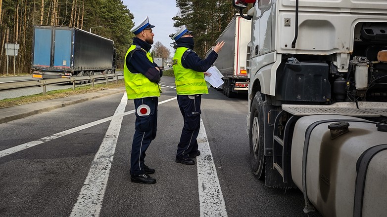 Za gapiostwo czterech kierowców TIR-ów dostało surowy mandat