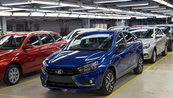 Renault tak łatwo nie zrezygnuje z Rosji. Rozważa opcję powrotu "za rubla"