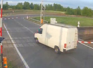 Uszkodził rogatkę i odjechał. Wszystko nagrał monitoring