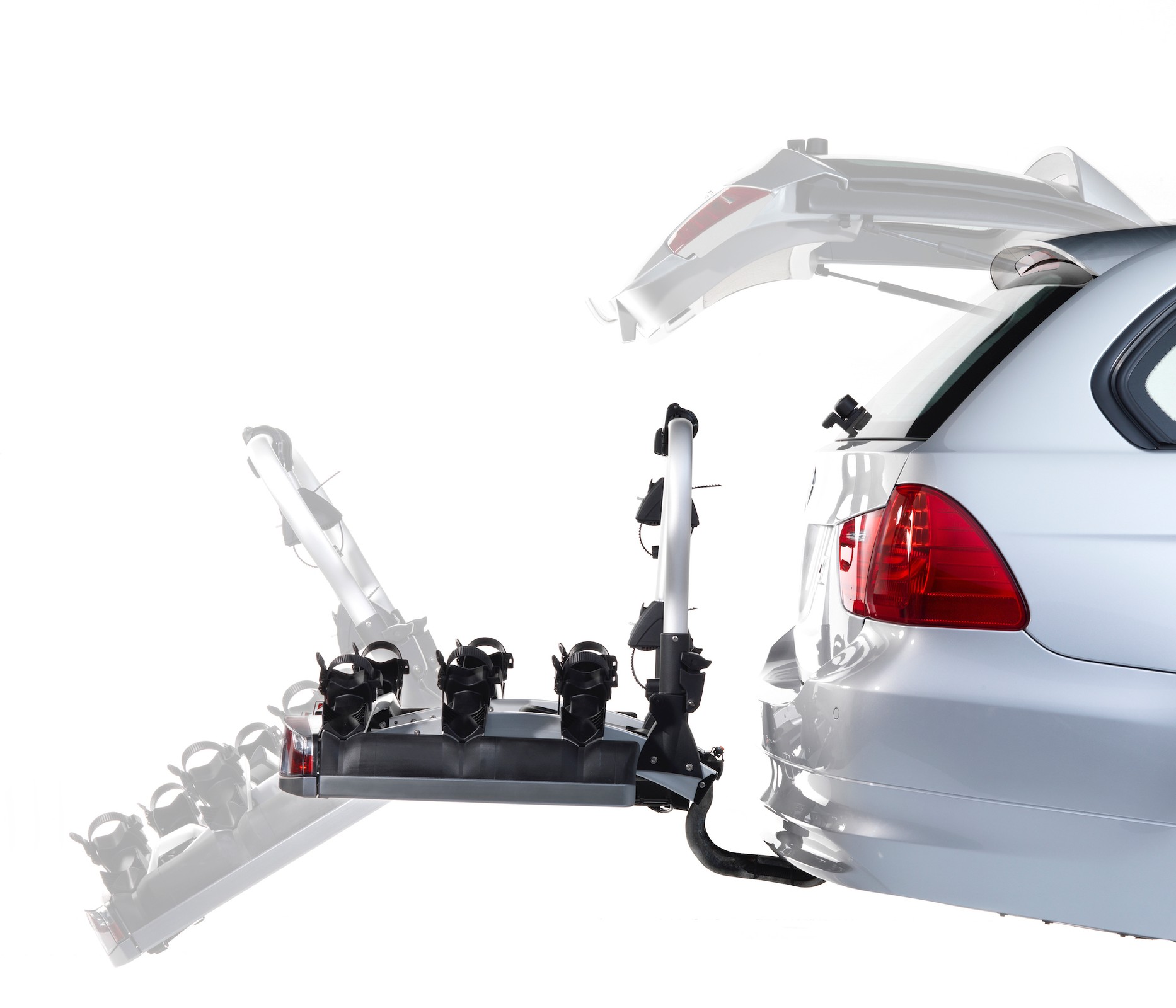 Platforma Atera Strada Evo 3 – bagażnik, który nie tyle odchyla się, co odsuwa od samochodu, aby umożliwić dostęp do bagażnika. Jeśli masz auto z nisko zachodzącą klapą, która koliduje z większością bagażników zwyczajnie odchylanych, przetestuj ten.