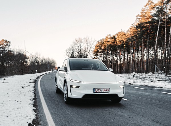Tak jeździ Tesla Model Y Juniper, czyli wersja po liftingu. Czy zdoła powstrzymać ucieczkę klientów?