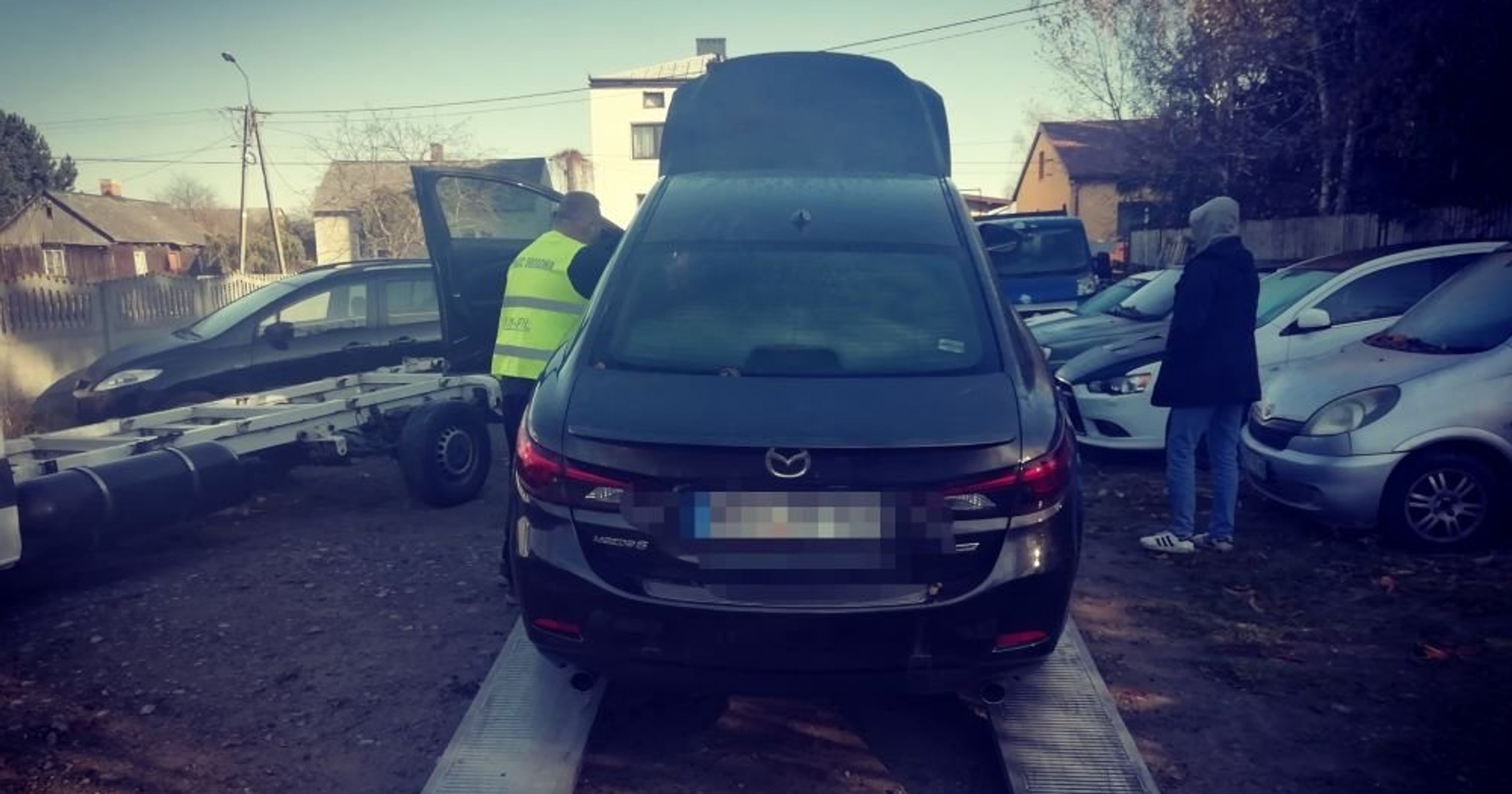 Wyłudzali odszkodowania za luksusowe auta. Policja rozbiła szajkę
