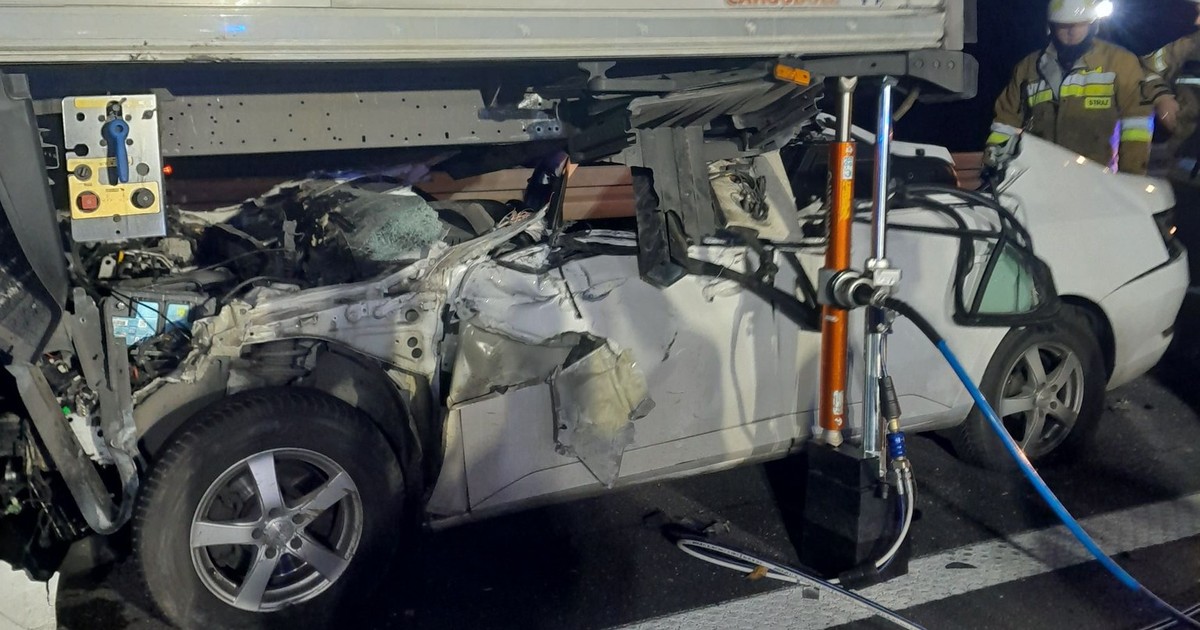 Groźny wypadek na A2. Skoda wbiła się pod ciężarówkę, kierowca cudem przeżył