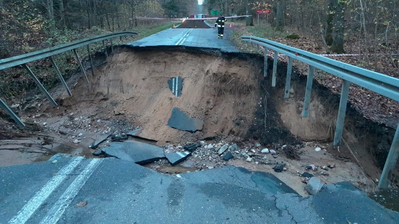 Zniszczony most na drodze wojewódzkiej nr 151