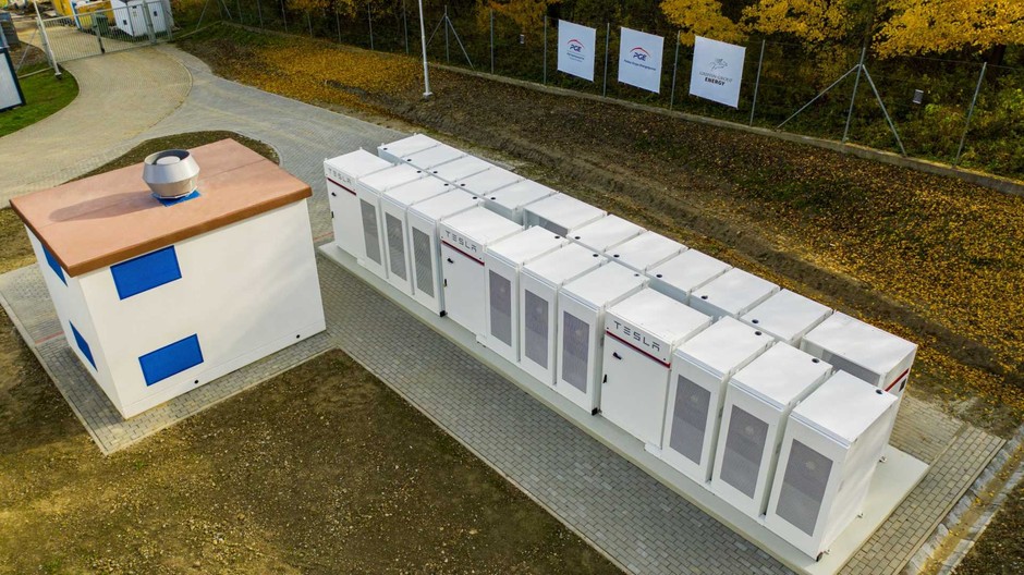 Magazyn energii PGE Rzepedź z modułami Tesli