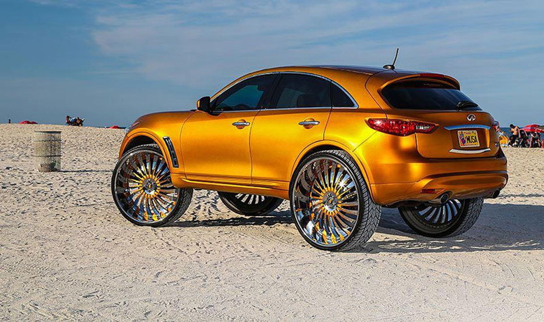 Złote Infiniti na 32-calowych kołach