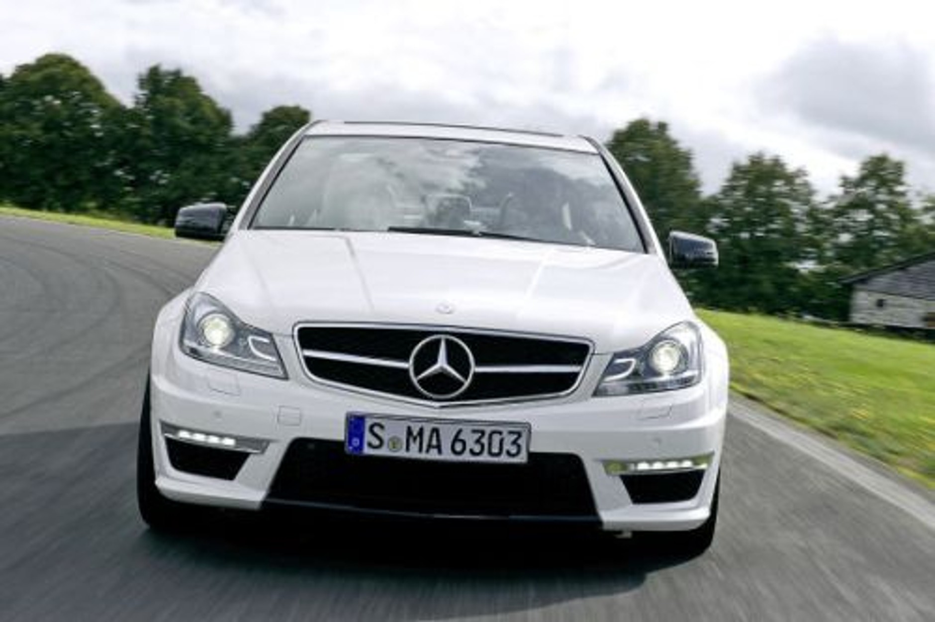 Mercedes C63 AMG 2011 lifting