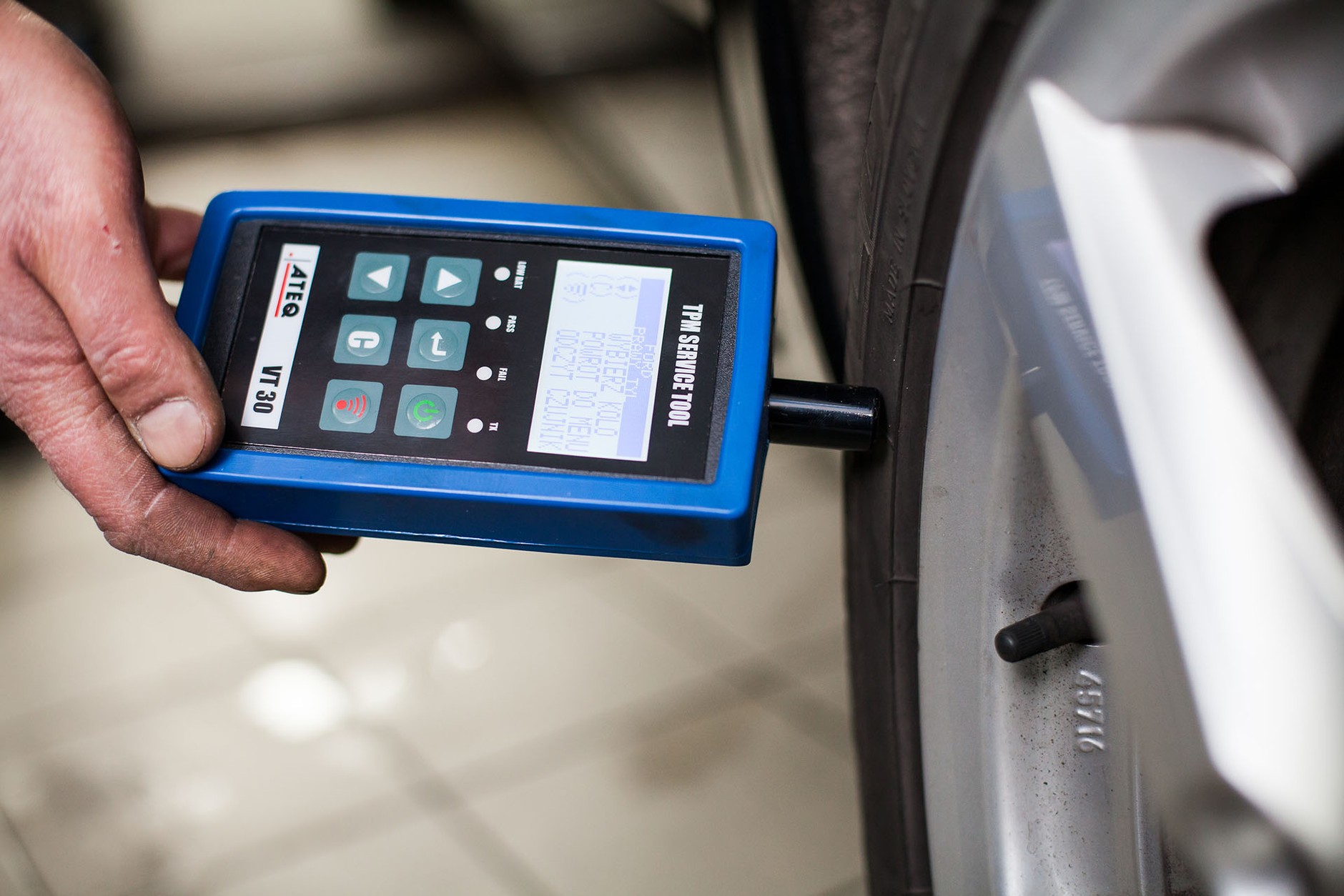 Jak działają systemy kontroli ciśnienia w kołach?