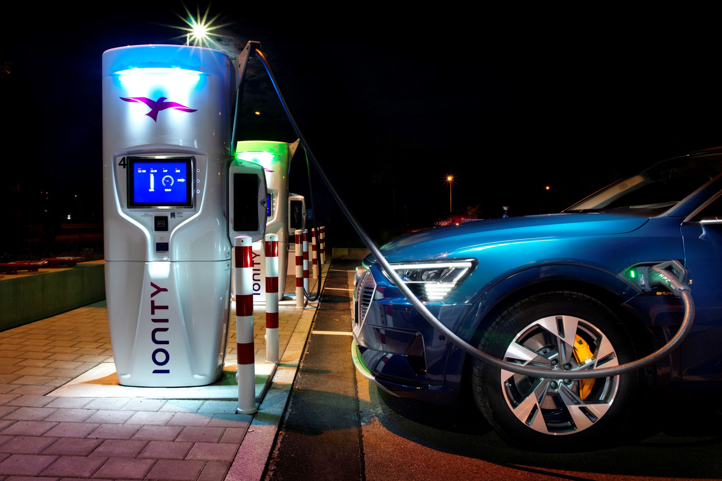 Audi e-tron przy ładowarce Ionity (zdjęcie ilustracyjne).