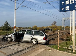 Ominął dwa auta i wjechał na przejazd. Samochód rozerwało na strzępy [WIDEO]