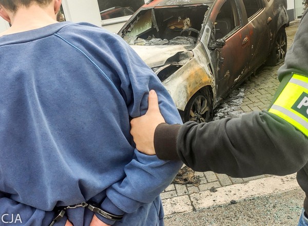 Podpalił auta, a działanie służb relacjonował w social mediach