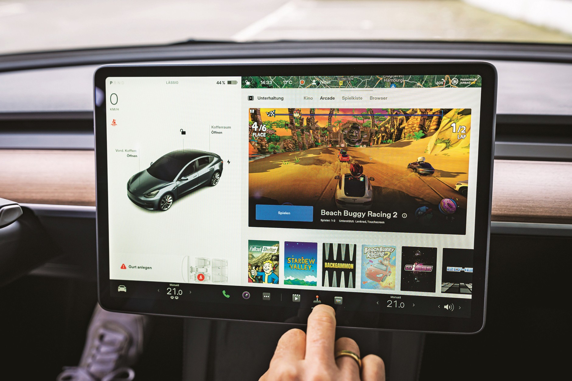 Tesla Model 3 - centralny (i jedyny) wyświetlacz w kokpicie