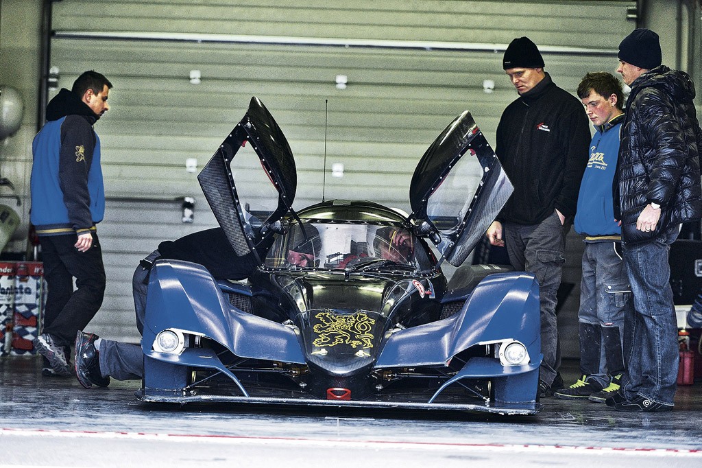 Praga R1 w starciu z Audi R8: diabeł jeździ sobie Pragą