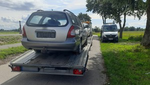 Inspektorzy ITD zaskoczyli kierowcę pytaniem. Przewoził auta do złomowania
