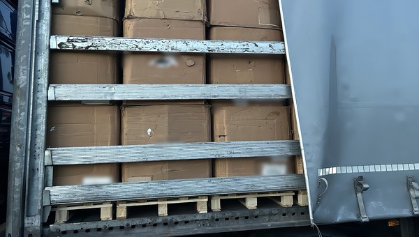 Ciężarówka z nielegalnym tytoniem