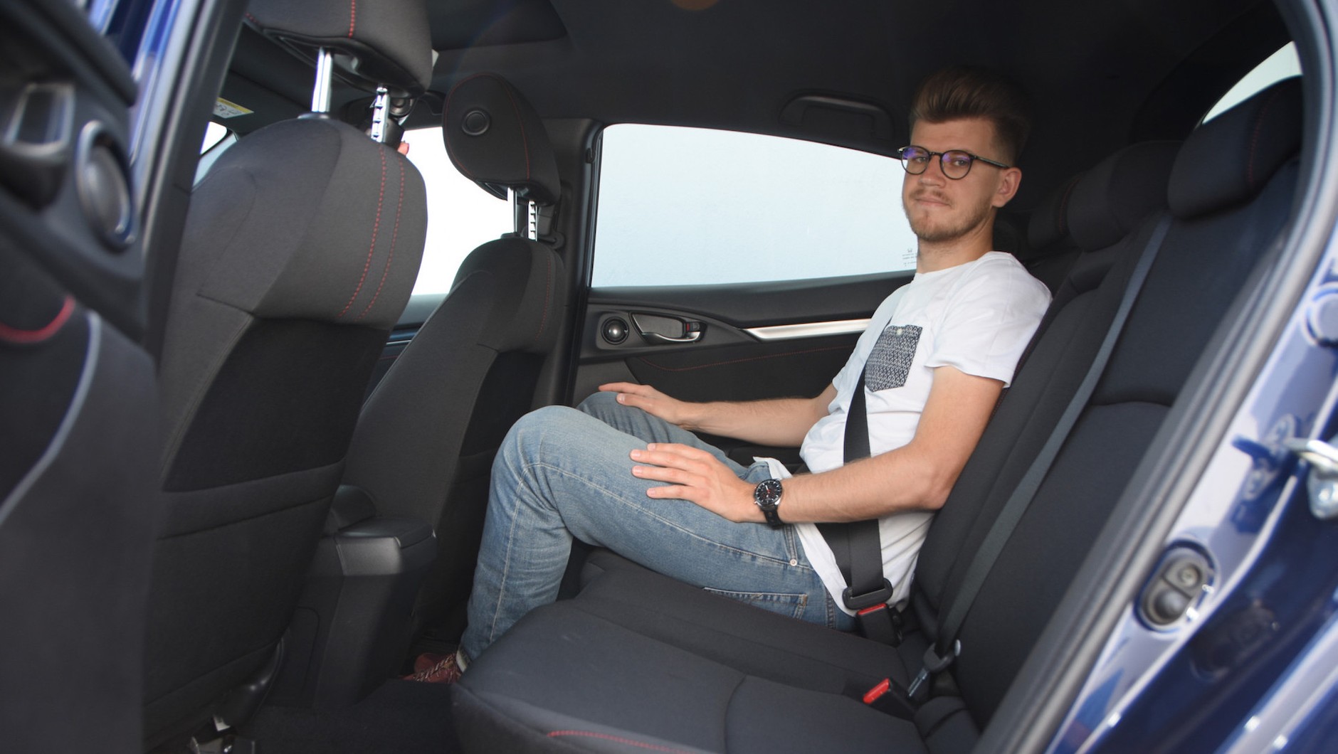 Honda Civic: więcej miejsca na kolana i wygodniejsze pochylenie oparcia, ale nad głową jest za mało miejsca.
