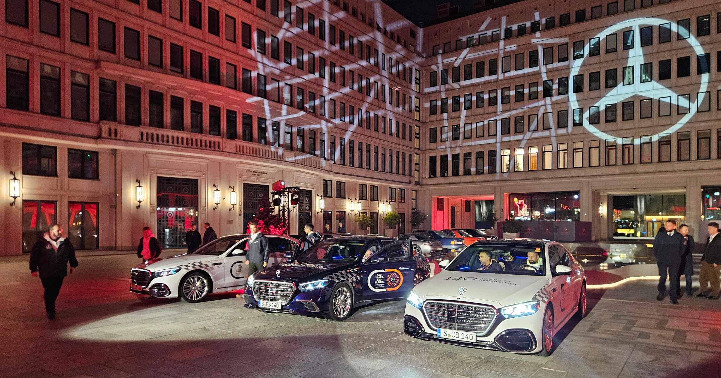 Mercedesy z konwoju „140 Years. 140 Places” w Polsce. W Warszawie na spotkanie z nowymi modelami przyjechali miłośnicy klasycznych Mercedesow. 