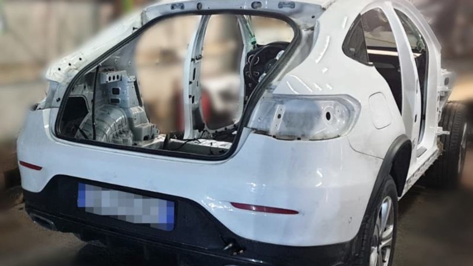 Zabezpieczony Mercedes GLC 300D 4matic, częściowo już zdemontowany