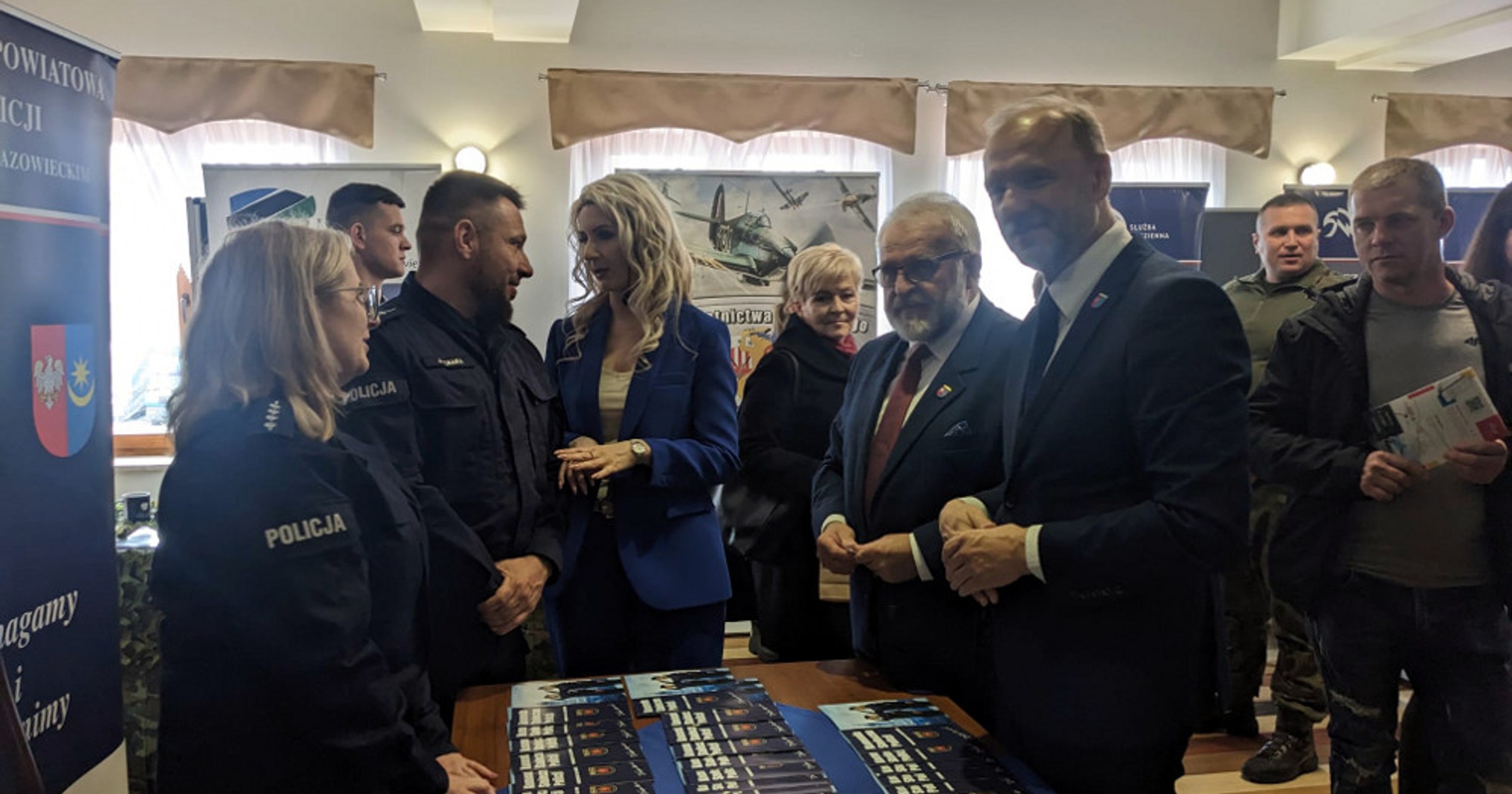 Obraz pochodzący z serwisu https://minsk.policja.gov.pl/pmm/aktualnosci/129221,XIX-MINSKIE-TARGI-PRACY-I-PRZEDSIEBIORCZOSCI-PROMOCJA-ZAWODU-POLICJANTA.html