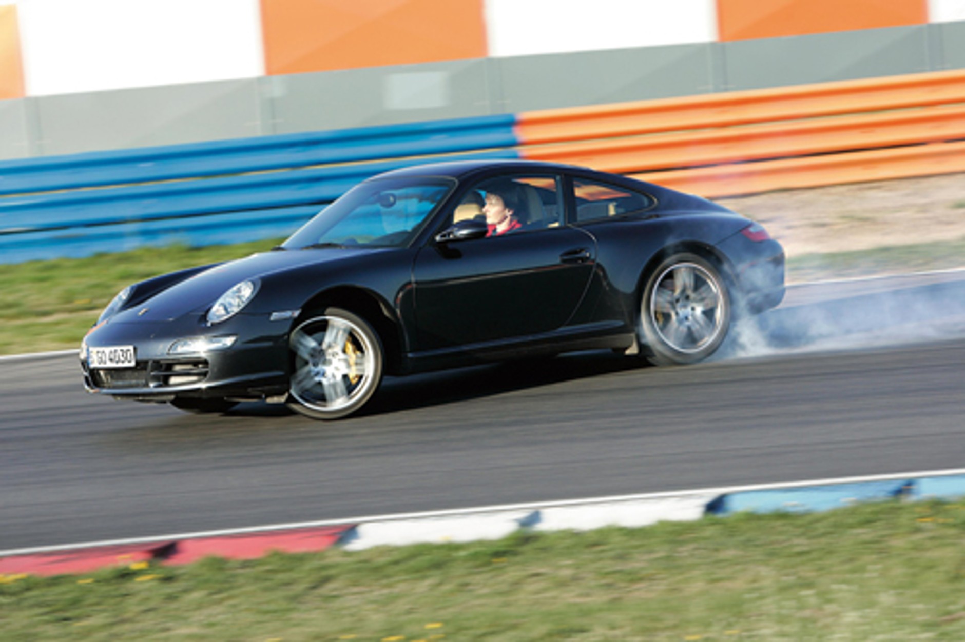 Audi R8 i Porsche 911 Carrera - Legenda czy młody gniewny?