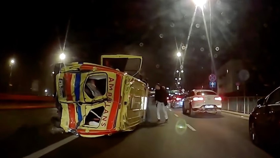 Pierwsze sekundy po wypadku: uciekające przed policją BMW staranowało karetkę