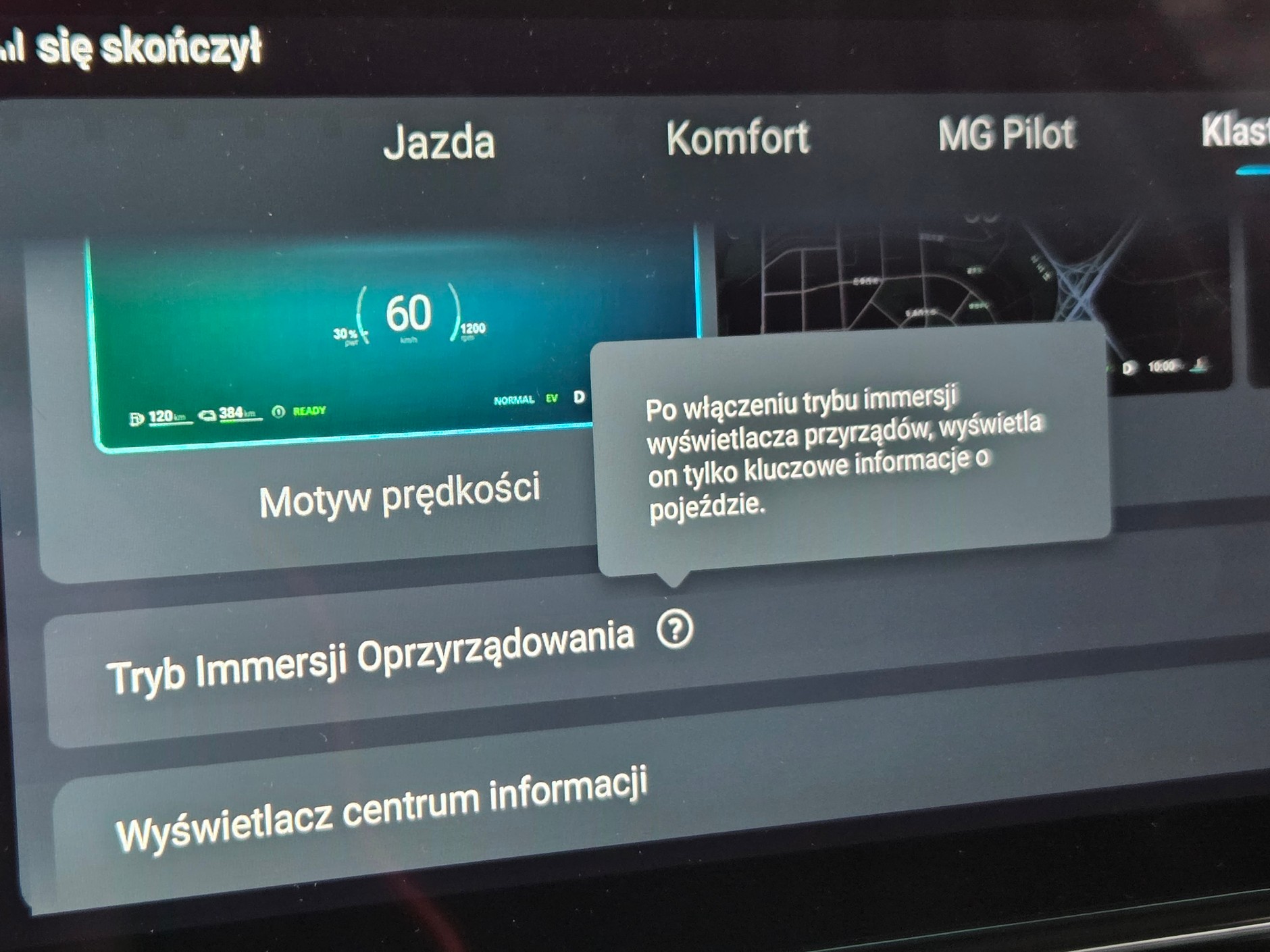 "Przechodzę w tryb immersji oprzyrządowania!" - brzmi jak komenda z Gwiezdnych Wojen, ale w tym trybie znikają kafelki wokół prędkościomierza na wirtualnych zegarach. Przydatne podczas nocnych tras, gdy nie chcemy męczyć wzroku nadmiarem informacji