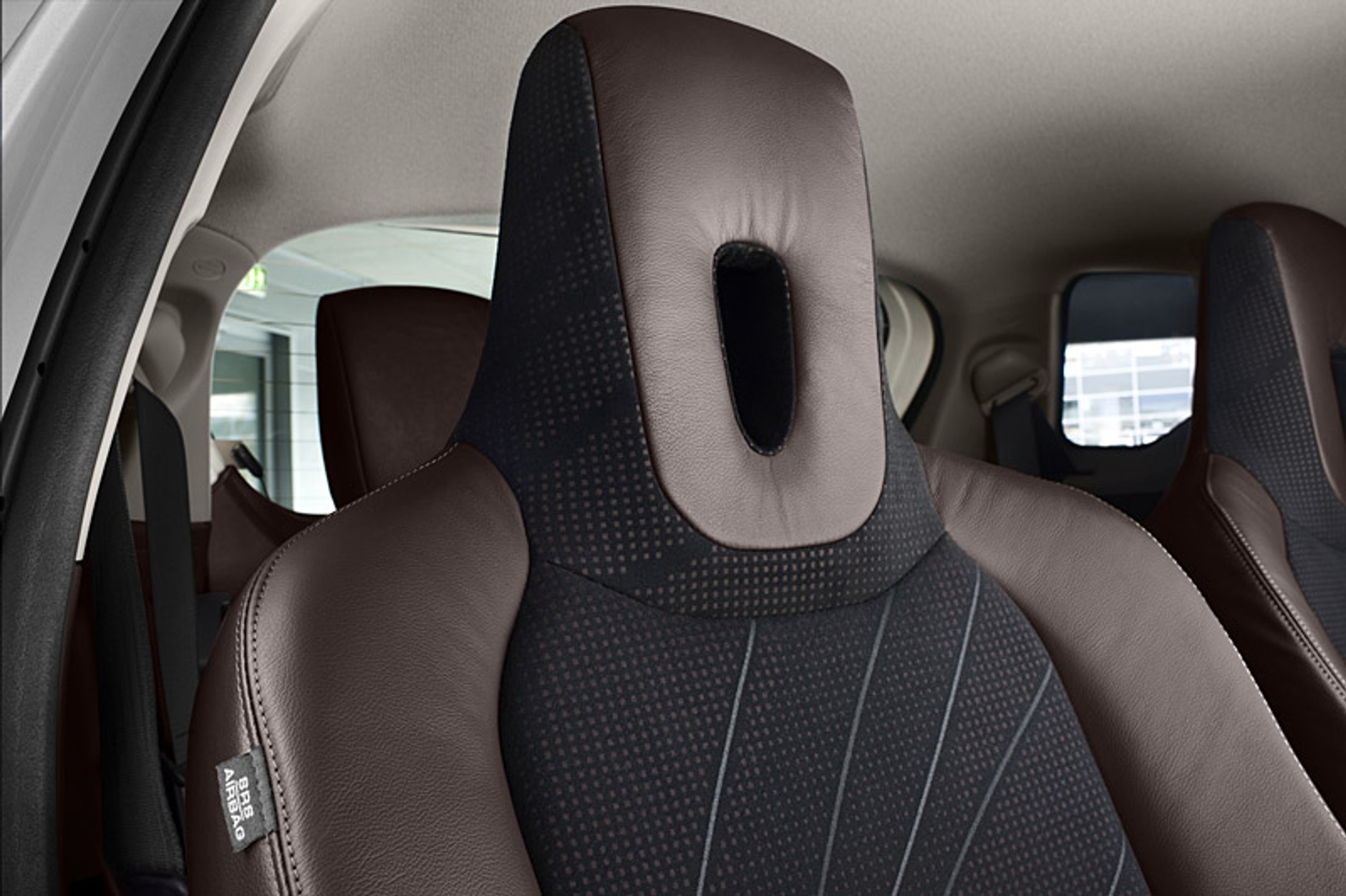 Toyota iQ: sześć nowinek technicznych zwiększających kabinę pasażerską