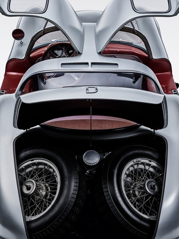 W bagażniku Mercedesa 300 SLR Uhlenhaut Coupe były aż dwa koła zapasowe.