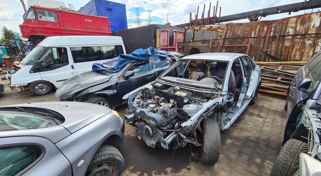 Auto złom w Siedlcach. Sprawdzamy jak samochody kończą swój motoryzacyjny żywot