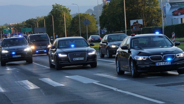 Prezydent Duda wraca z nart na sygnale. Ma prawo? Wyjaśniamy