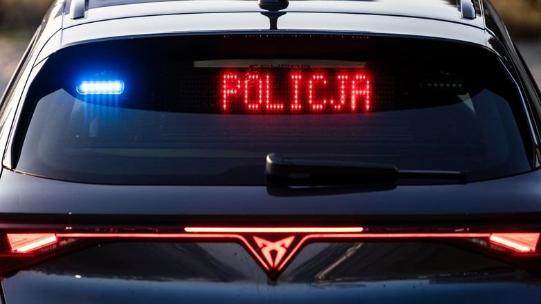 Cupry Leon VZ Sportstourer nieoznakowanymi radiowozami policji