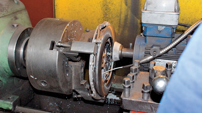 Na czym polega regeneracja koła dwumasowego?