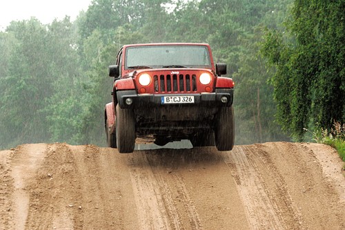 Jeep Wrangler kontra Land Rover Defender - Na bulwary i na Saharę