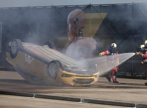 AXA wywołała nietypowy pożar w Tesli. Firma tłumaczy się z dziwnego crash testu